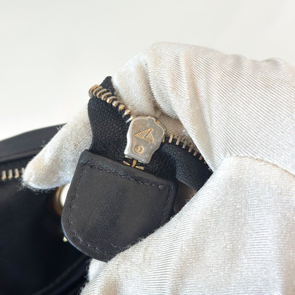 90’s CHANEL Black Quilted Lambskin Shoulder Bag with Gold Chain - Picture 15 of 16